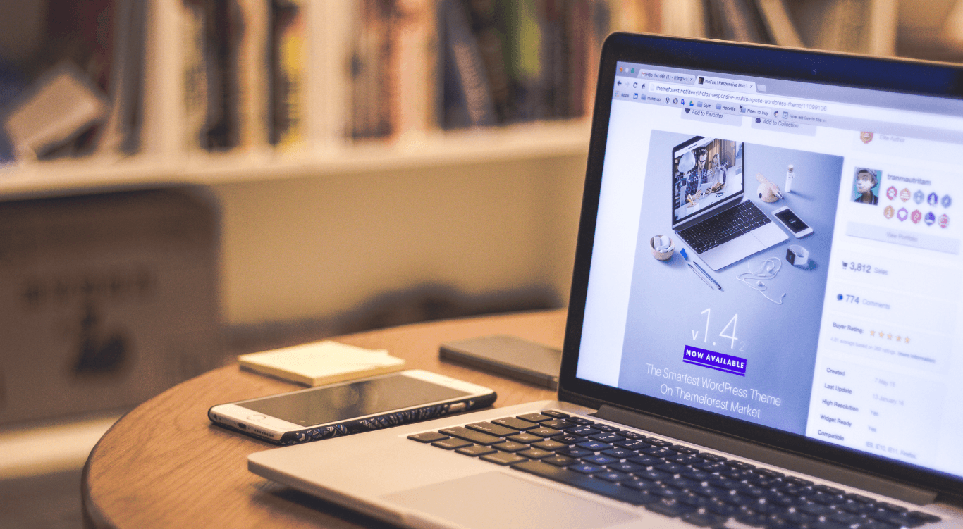 Espacio de trabajo premium con planificador y café, representando recursos digitales